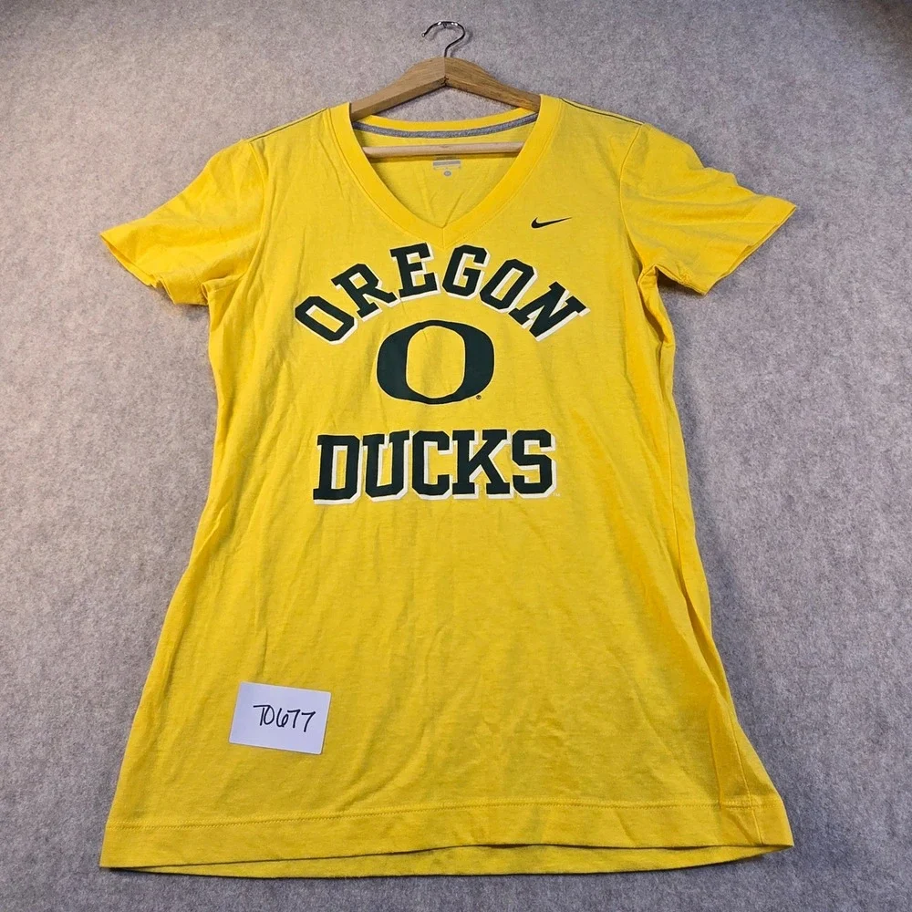 Nike Oregon Ducks Womens T-Shirt Medium Yellow V-Neck NCAA College‎ Graphic Tee
